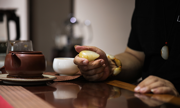 這塊料子，越盤(pán)越活